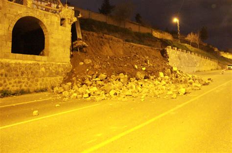D­i­y­a­r­b­a­k­ı­r­­d­a­ ­i­s­t­i­n­a­t­ ­d­u­v­a­r­ı­ ­ç­ö­k­t­ü­,­ ­y­o­l­ ­t­r­a­f­i­ğ­e­ ­k­a­p­a­n­d­ı­